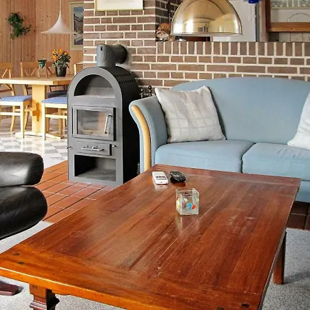 Three-bedroom Holiday In 25